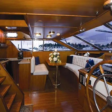 Motor Boat Paloma Rea Hotel en barco Trogir