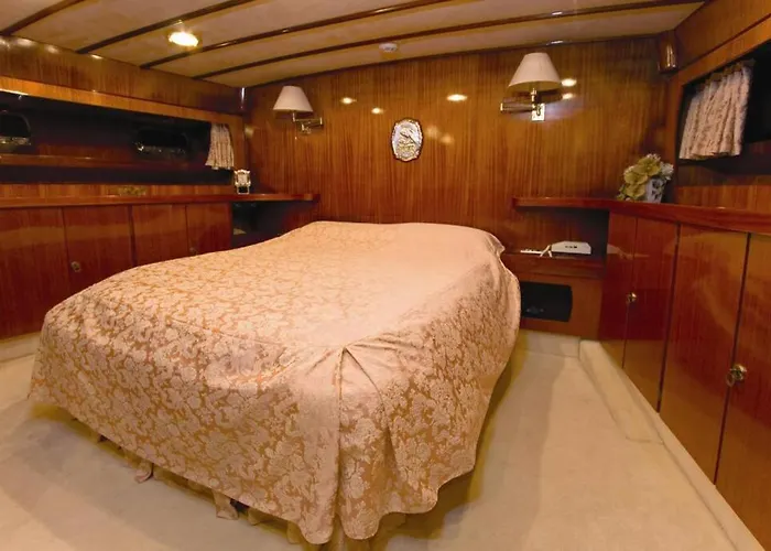 Botel Motor Boat Paloma Rea Trogir