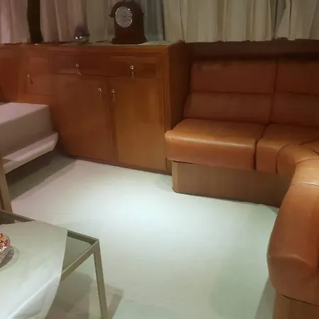 Motor Boat Paloma Rea 船上ホテル *