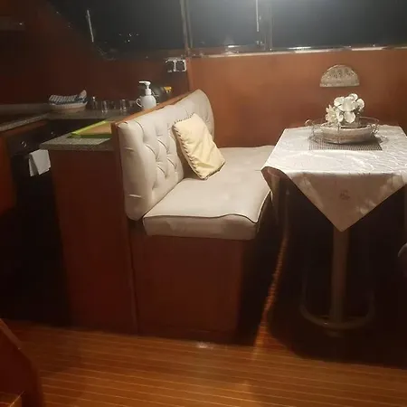 Motor Boat Paloma Rea 船上ホテル