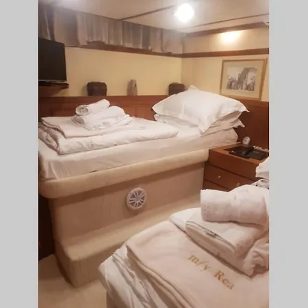 Motor Boat Paloma Rea *