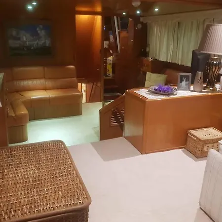 船上ホテル Motor Boat Paloma Rea *